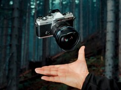 OM-3 Astro 针对天体摄影进行了优化，但仍与普通 OM-3 一样小巧玲珑