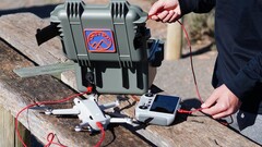 Yondaway的Powchell充电器具有IP67防水性能,可以漂浮在水面上。(图片来源:Yondaway)