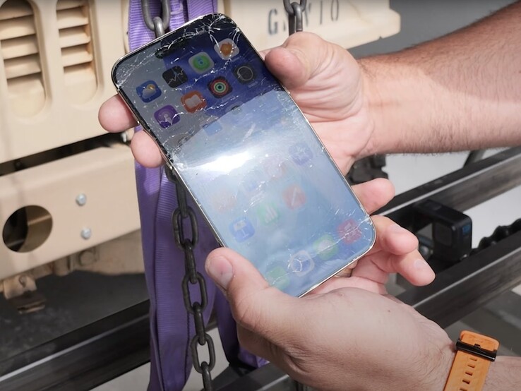 iPhone Air 在极限测试中出现了裂缝和弯曲，但仍能正常工作。(图片来源：YouTube 上的 JerryRigEverything）