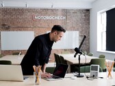 作者在虚构的 Notebookcheck 办公室（图片来源：由 Vidu.com 生成）