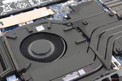 大尺寸 ~65 毫米风扇和长热管有助于降低 Omen 17 的噪音和温度(图片来源:Notebookcheck)