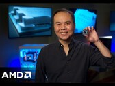 AMD 高级副总裁兼总经理 Jack Huynh 手持 Ryzen 游戏 CPU。