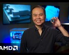 AMD 高级副总裁兼总经理 Jack Huynh 手持 Ryzen 游戏 CPU。