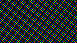 OLED 显示屏基于 RG/BG 子像素矩阵，由一个红色、一个蓝色和一个绿色发光二极管组成。