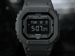 卡西欧 G-Shock GW-BX5600-1A1 显示屏特写，背景为深色。