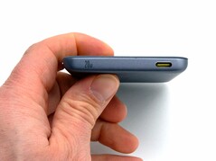 Baseus PicoGo AM41 移动电源特别纤薄，容量为 5,000 mAh