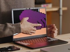 Framework Laptop 13 Pro 配备定制触控显示屏。
