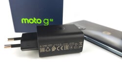 摩托罗拉Moto G52配备了一个充电器。