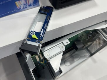 用于 2280er-SSD 的 E1.S 适配器。