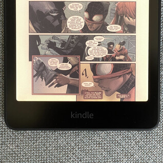 The Verge 的 Kindle Colorsoft 评测机上可见的黄色褪色。(图片来源：The Verge，Andrew Liszewski）