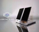 Looking Glass Go 有白色和透明两种外观（图片来源：Looking Glass）