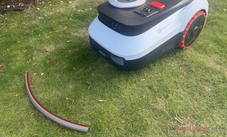 在测试过程中,Navimow i2 LiDAR Pro 可靠地检测到了那段花园软管。