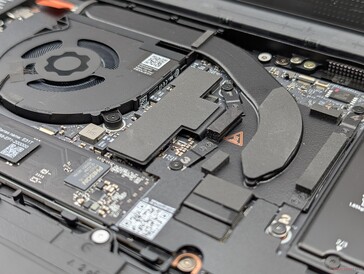 小巧的散热解决方案让我们对风扇噪音有些担心，而这正是原版 13.5 笔记本电脑的一个症结所在。