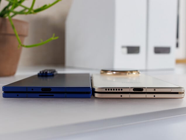 并排对比： Galaxy Z Fold7（左）与世界上最薄的可折叠产品Honor Magic V5（右）。(图片来源：Notebookcheck）