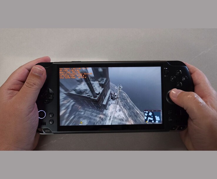GPD Win 5 手持设备运行《蜘蛛侠》的特写，屏幕上的基准叠加清晰可见。(图片来源：The Phawx via YouTube）