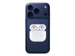 配备 AirPods 4 的非官方 iPhone 17 Pro 渲染图（图片来源：@Skyfops on X andApple ，已编辑）。