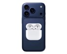 配备 AirPods 4 的非官方 iPhone 17 Pro 渲染图（图片来源：@Skyfops on X andApple ，已编辑）。