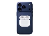 配备 AirPods 4 的非官方 iPhone 17 Pro 渲染图（图片来源：@Skyfops on X andApple ，已编辑）。