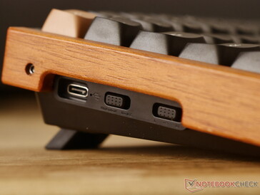 Keychron K4 HE 硬件开关用于操作系统和连接模式。