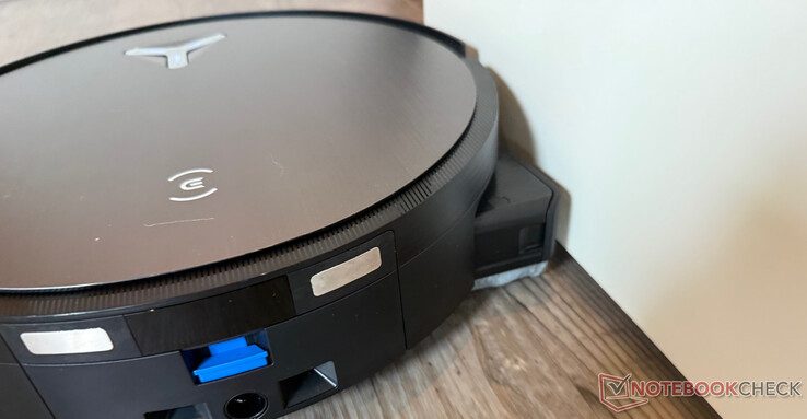 得益于可伸展的滚筒，Deebot X11 OmniCyclone 不仅能彻底擦拭，而且几乎无边擦拭