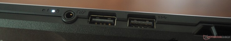 右侧：3.5 毫米音频、USB-A 2.0、USB-A 3.2 Gen1
