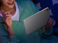 红米 Pad 2 SE 在 Giztop 上有售,售价 229 美元。图为:展示平板电脑背面设计的宣传图片。