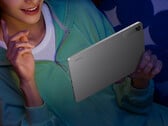 红米 Pad 2 SE 在 Giztop 上有售，售价 229 美元。图为：展示平板电脑背面设计的宣传图片。