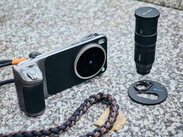 配备手柄套件和远摄转换器的 X300 Pro（图片来源：Alex Wätzel）