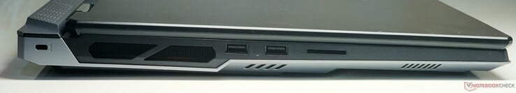 左：Kensington 锁、2 个 USB 3.2 Gen2 Type-A、SD 读卡器