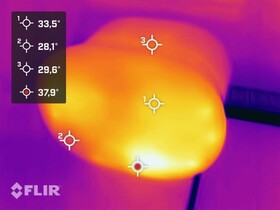 正面的热点并不凉爽，温度高达 38°C。