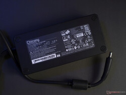 来自Chicony的330瓦PSU