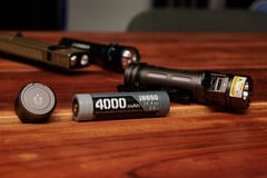 配备 18650 电池和磁吸尾盖的 Loop Gear SK06