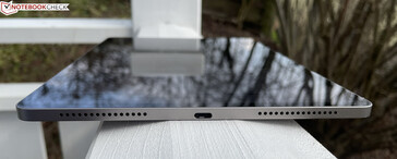 右：扬声器、USB-C 2.0、扬声器（图片来源：Manuel Masiero）