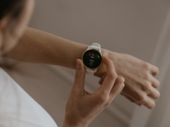 来自 Garmin 应用程序的图表截图还显示了心率、心率变异状态和身体电池电量在几周内的变化趋势。图：Garmin 智能手表。(图片来源：Káplár Bálint Áron on Unsplash）