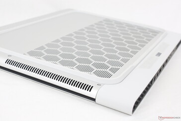 六角形的通风格栅是Alienware设计的一个主要部分。