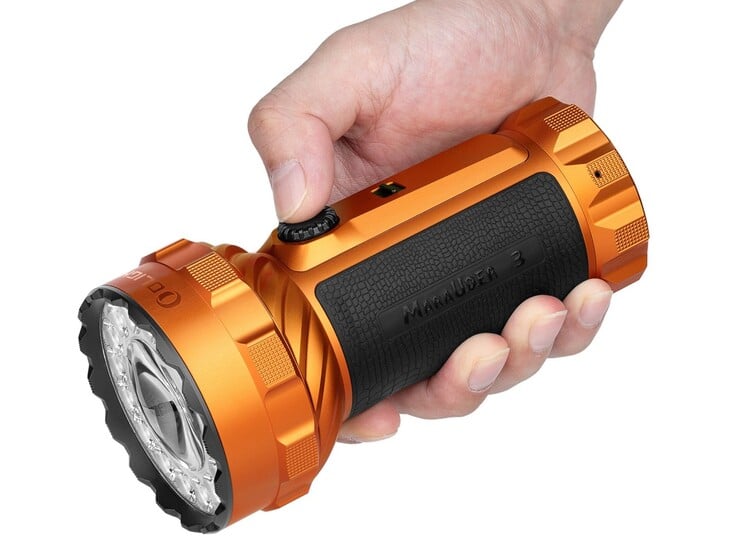 Olight Marauder 3 配备了硅胶包覆的握柄。