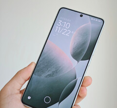 图为泄露视频中的红米 K70E，很可能会以 Poco F6 的名义在全球发布。