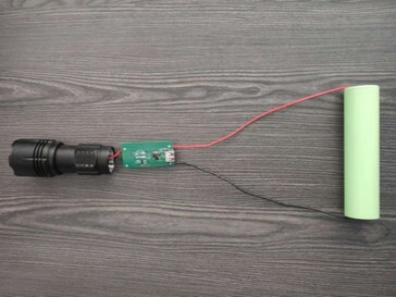 这款手电筒配有钠离子电池