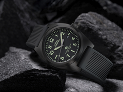 图为搭配黑色硅胶表带的 Timex Expedition Capstone 手表。(图片来源:Timex)
