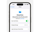 Apple iCloud Drive 的宣传图片，显示在白色背景的 iPhone 上。(图片来源：Apple)