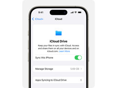 Apple iCloud Drive 的宣传图片，显示在白色背景的 iPhone 上。(图片来源：Apple)