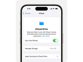 Apple iCloud Drive 的宣传图片，显示在白色背景的 iPhone 上。(图片来源：Apple)