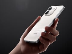 Note 17 Pro Max 同样支持 100W 快充。图为:一张展示手机背面的宣传图。