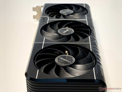 Prime RTX 5080 OC 的三轴向技术风扇在空闲时完全停止运转