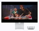 图片显示了新款 M6 Mac mini 与 Studio 显示器并排放置。此时正在播放某部电影。
