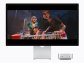 图片显示了新款 M6 Mac mini 与 Studio 显示器并排放置。此时正在播放某部电影。 
