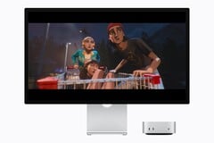 图片显示了新款 M6 Mac mini 与 Studio 显示器并排放置。此时正在播放某部电影。