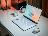 Phoronix 在华硕 Zenbook S16 上测试了 Ubuntu 和 Windows 11。(图片来源：Notebookcheck / Andreas Osthoff）