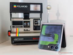 Galaxy Z Flip5 在屏幕覆盖面积方面可与现代产品相媲美。(图片来源:Notebookcheck)