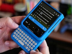 Clicks Keyboard 现可用于部分Android 手机,包括摩托罗拉的 Razr 2024 系列。(图片来源:Clicks)